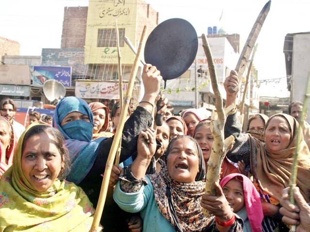 ملتان میں گیس لوڈ شیڈنگ کے خلاف خواتین کا انوکھا احتجاج