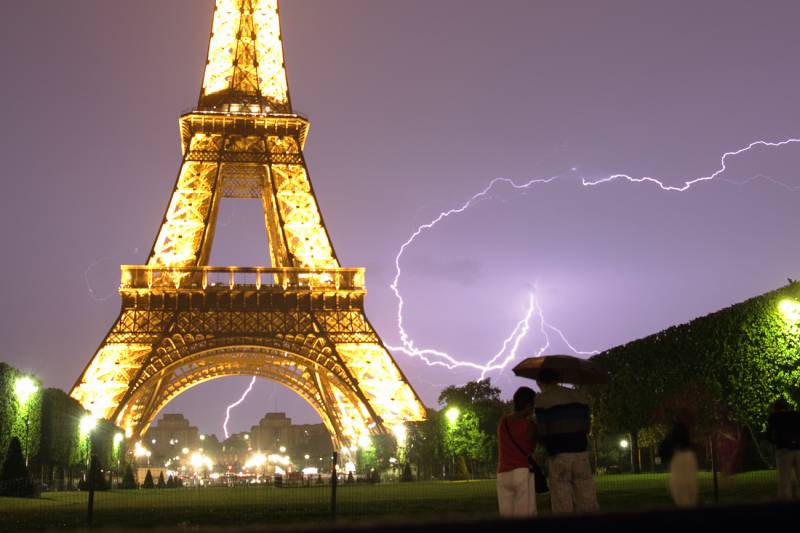 فرانس میں تیز رفتار ہواؤں نے بجلی کا نظام درہم برہم کر دیا‎