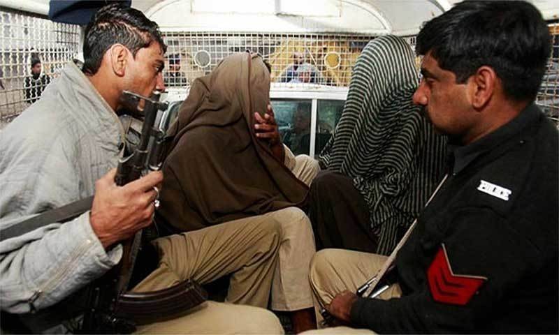 کراچی کے مختلف علاقوں میں پولیس کارروائیوں میں 15ملزمان گرفتار