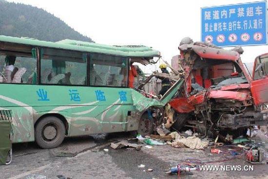 چین: مشرقی ہائی وے پر خوفناک حادثے میں17افراد ہلاک،37زخمی