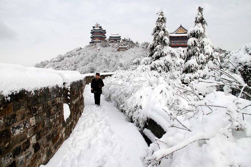 چین میں برف باری جاری، 56 گاڑیاں پھسل گئیں،17افراد ہلاک