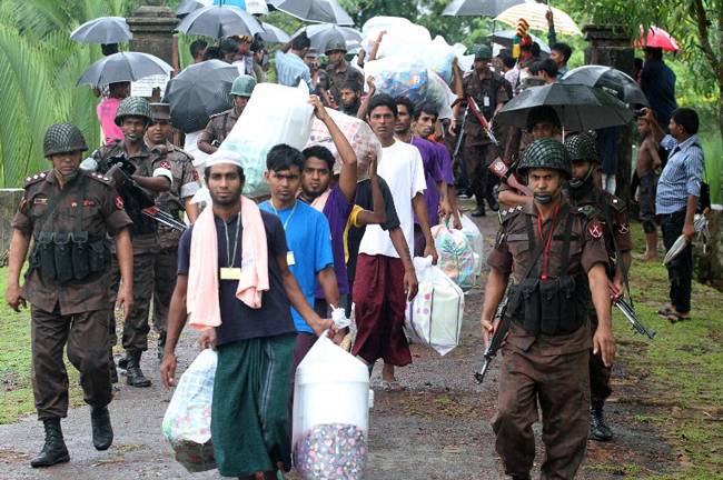 میانمار،مسلمان سرکاری فوج کے حملوں سے بچنے کے لیے بنگلادیش کی طرف فرار ہو رہے ہیں