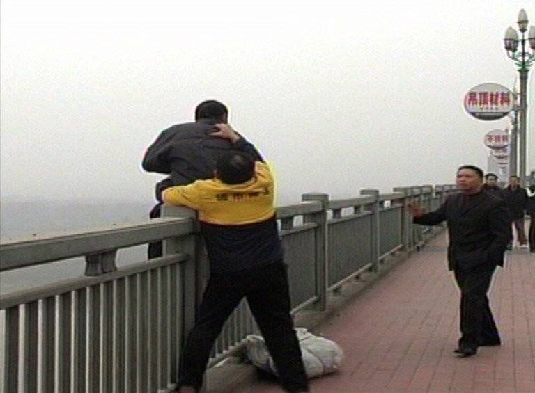 چین میں سیکڑوں لوگوں کو خودکشی سے بچانے والا شخص