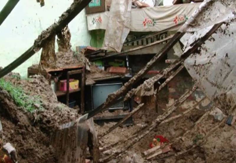 بہاولنگر:محلہ تیلیاں میں مکان کی چھت گر گئی