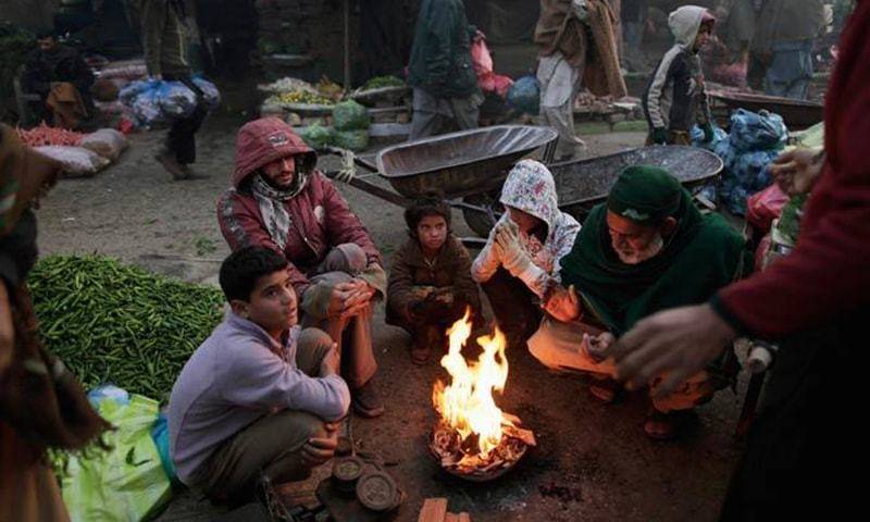 دسمبر کا مہینہ شروع ہوتے ہی پشاور شدید سردی کی لپیٹ میں آگیا