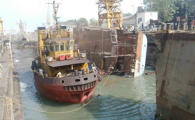 بھارت میں جنگی بحری جہاز کوحادثہ ، 2 افراد ہلاک ، 14 زخمی