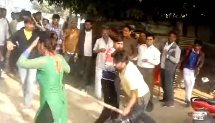  بھارت میں چھیڑ چھاڑ کی مزاحمت پر سرعام خاتون کو لاٹھی سے پیٹا گیا