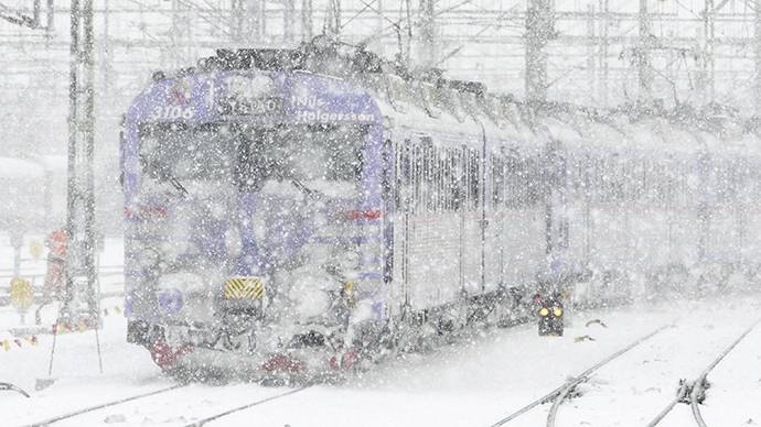 سعودی عرب میں برفانی آندھی کے بیچ ٹرین