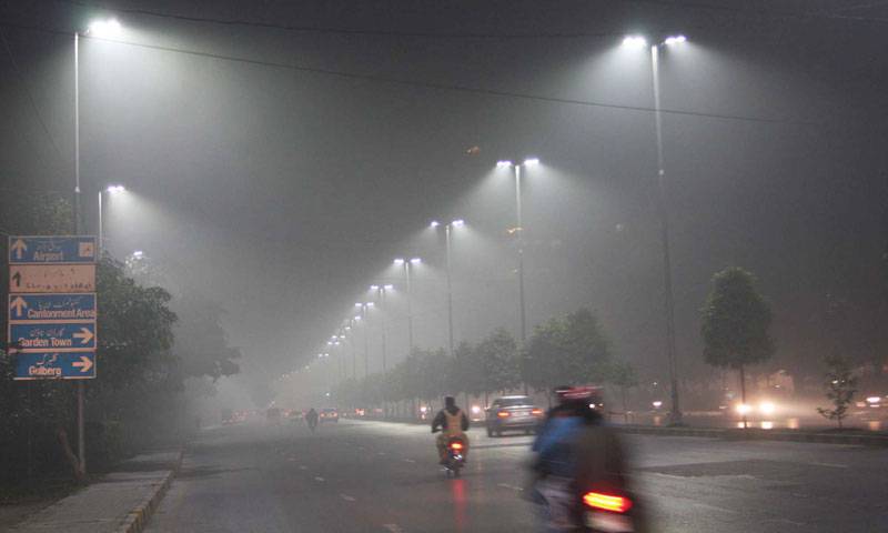 لاہور سمیت مختلف شہروں میں دھند کا راج،موٹروے بند