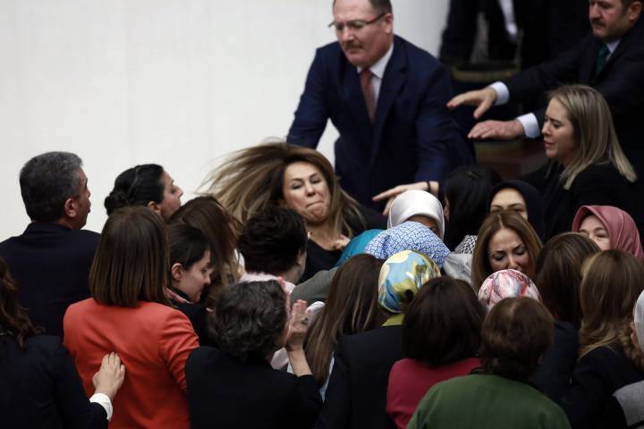 ترک پارلیمنٹ میں لڑنے والی دو خواتین زخمی، ہسپتال منتقلی