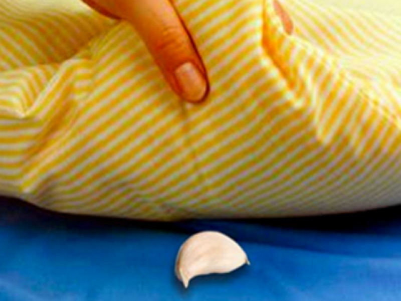 رات کو سوتے ہوئے تکیے کے نیچے لہسن کا ٹکڑا رکھنے کا وہ فائدہ کہ آپ حیران رہ جائیں گے
