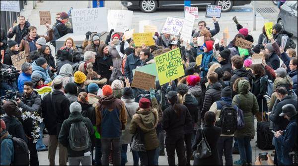  نیو یارک ائیر پورٹ پرپناہ گزینوں پر پابندی کیخلاف احتجاجی مظاہرہ 