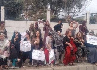 مردان میں خواجہ سراؤں کا پولیس انتظامیہ کے خلاف احتجاج