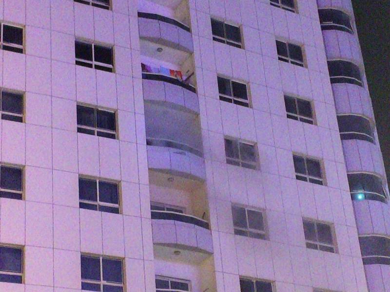 ماں اپنے بچے کو بچاتے ہوئے پانچویں منزل سے کود پڑی