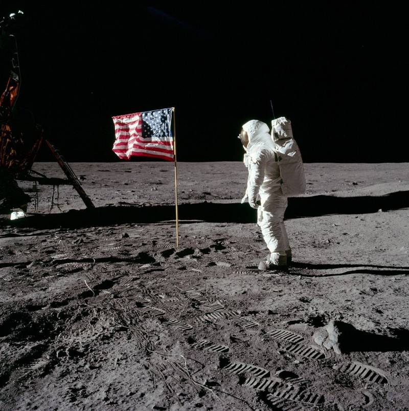 امریکی نجی راکٹ کمپنی سپیس ایکس سیاحوں کو چاند کے گرد چکر لگوائے گی