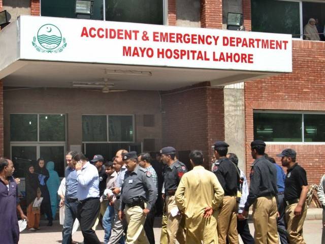 لاہور میں کار سواروں کی فائرنگ سے3 پولیس اہلکار زخمی