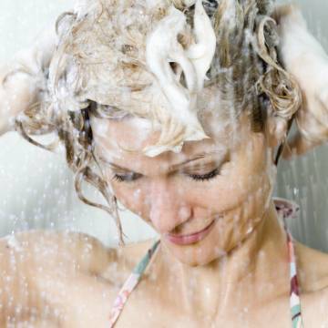صحت مند بالوں کیلئے انہیں ہفتے میں کتنی مرتبہ دھونا چاہیے?