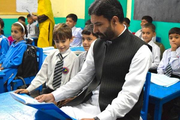 تحریک انصاف کے رکن اسمبلی نے بیٹی کو کوہاٹ کے سرکاری سکول میں داخل کرا دیا