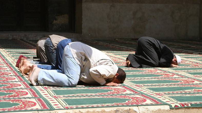 فلسطین میں نماز اور دعا لمبی کرنے پر امام مسجد کو زندہ جلانے کی کوشش