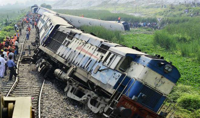 بھارت میں مسافر بردار ٹرین پٹری سے اتر گئی، 20 افراد زخمی 
