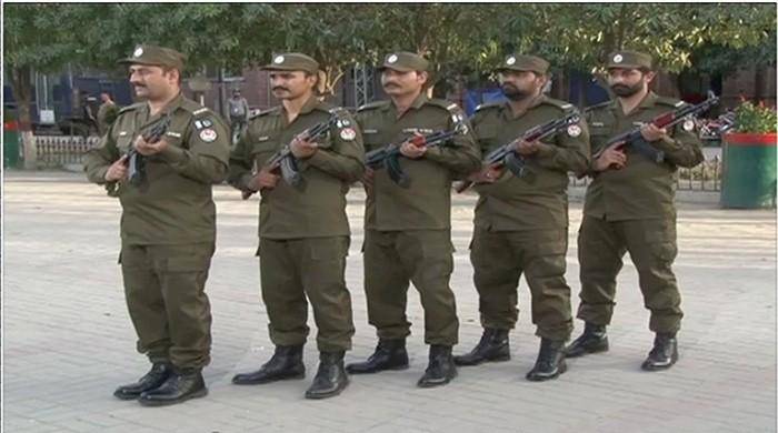 پاناما کیس: لاہور پولیس نے امن و امان قائم رکھنے کے اقدامات شروع کر دیے 