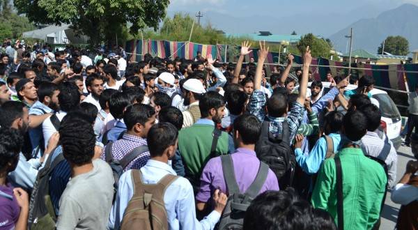 کشمیری طلبہ نے مسلسل چھٹے دن بھی بھارتی مظالم کے خلاف احتجاجی مظاہرے جاری رکھے 