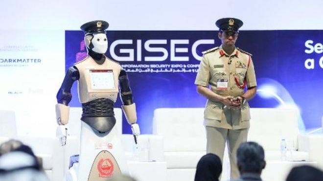 دبئی میں پولیس نے خریداری کے مراکز اور سیاحتی مقامات پر سکیورٹی کے لیے پہلا روبوٹ افسر متعارف کرا دیا 