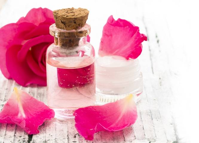 عرق گلاب جلد کو صحت مند و دلکش بنانے کا بہترین طریقہ 