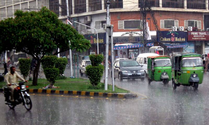 لاہور :بارش کے باعث لیسکو کی 11کے وی اے کی متعدد ٹرانسمیشن لائن متاثر 