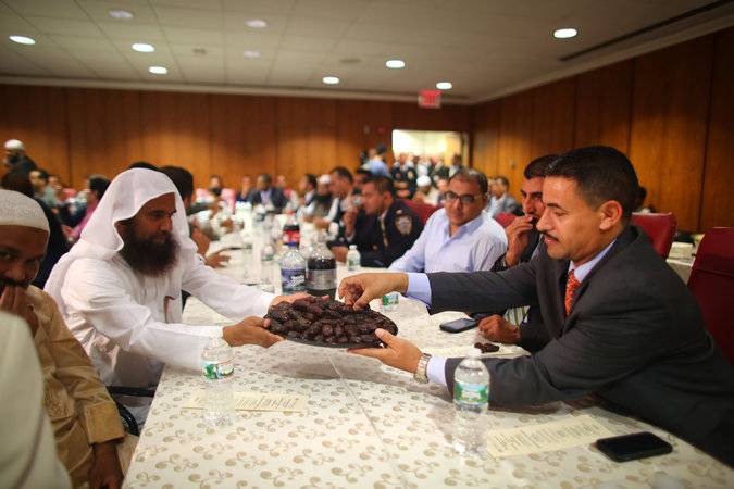 نیویارک میں مسلمان پولیس اہلکاروں کی جانب سے افطاری کااہتمام
