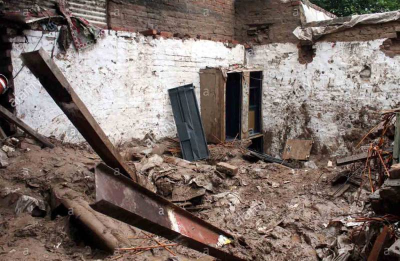 بارشوں سے چھتیں گرنے کے مختلف واقعات میں 3 افراد جاں بحق