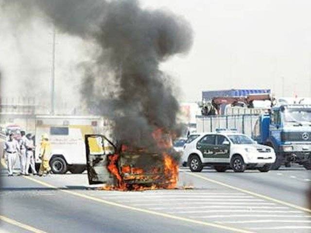 امارات میں درجہ حرارت عروج پر، کھڑی گاڑیوں میں آگ بھڑکنے لگی