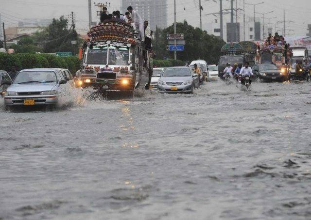 کراچی : طوفانی بارشوں سے 17 ہلاکتیں، وزیر اعظم نے نوٹس لے لیا 
