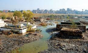کراچی کے علاقہ سچل گوٹھ کے قبرستان میں سیوریج کا گندا پانی جمع