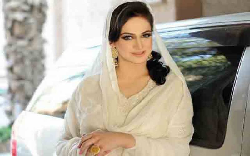 اداکارہ نور بخاری نے شو بز انڈسٹری کو خیر بار کہہ دیا   