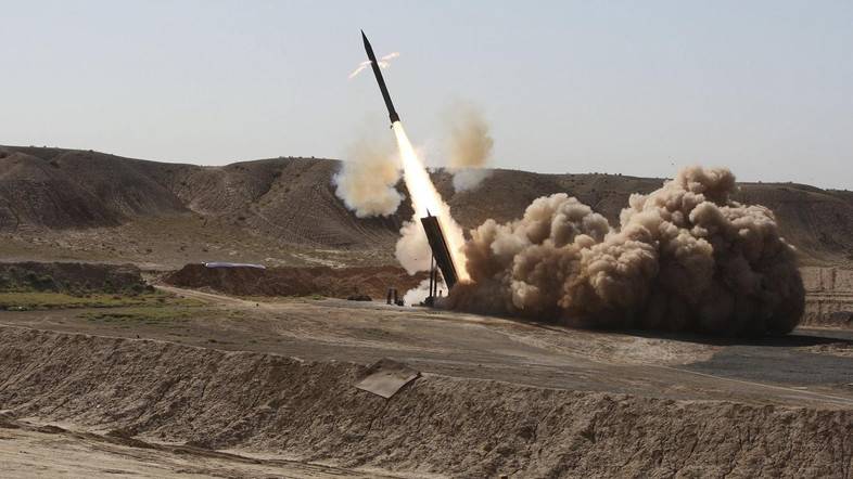 یمنی فوج کا سعودی فوجی اڈے پر میزائلی حملہ ، فوجی ہتھیاروں کا گودام مکمل تباہ 