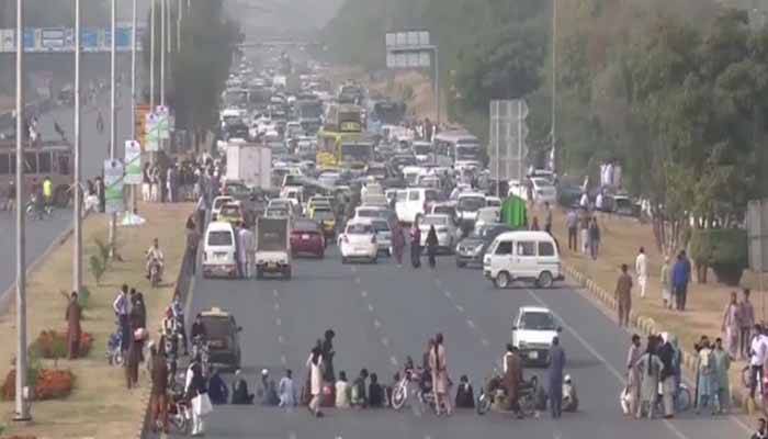 اسلام آباد دھرناختم کروانے کے لیے ایف سی اور پولیس کے تازہ دم دستے پہنچ گئے
