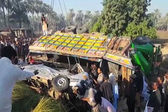 خیر پور: کوئلے سے بھرا ٹرک وین پر الٹ گیا، 5 مسافر جاں بحق