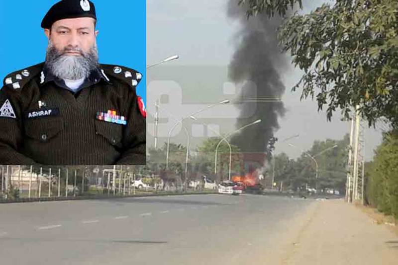 پشاور میں خود کش دھماکے سے ایڈیشنل آئی جی اشرف نور محافظ سمیت شہید