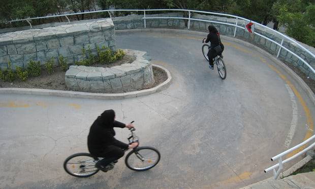 ایرانی سپریم لیڈر نے خواتین کے سائیکل چلانے پر پابندی لگا دی