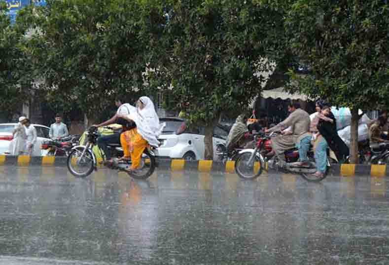 لاہور سمیت پنجاب اور سندھ کے کئی علاقوں میں بارش، موسم سرد ہو گیا