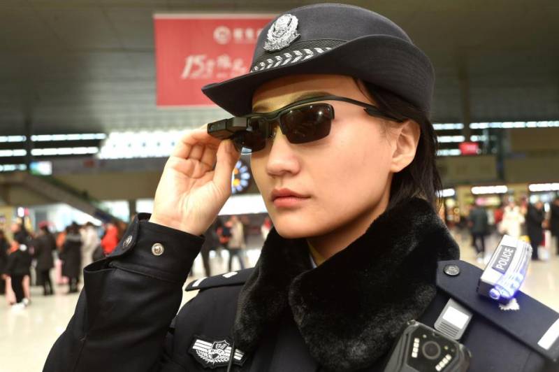 چین کی پولیس نے مشتبہ افراد کی تلاش کیلئے خصوصی عینکوں کا استعمال شروع کردیا