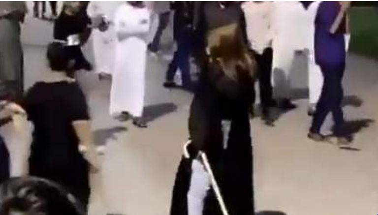 سعودی لڑکی نے ہراساں کرنیوالوں کی چھڑی سے ٹھکائی کردی،ویڈیو وائرل