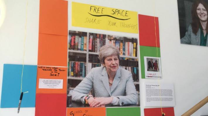  آکسفورڈ یونیورسٹی سے برطانوی وزیراعظم ٹیرزامے کی تصویر ہٹا دی گئی