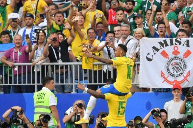 برازیل نے میکسیکو کو دو صفر سے شکست دے کر کوارٹر فائنل کے لیے کوالیفائی کر لیا 