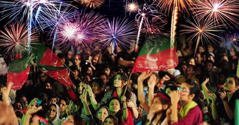 عمران خان کے ممکنہ وزیر اعظم بننے کی خوشی میں تحریک انصاف کے کارکنوں کا جشن