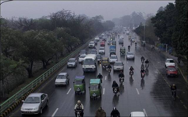 لاہور میں صبح سویرے بونداباندی اور ٹھنڈی ہوائیں چلنے سے موسم خوشگوار ہوگیا