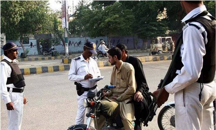 کراچی میں موٹرسائیکل سواروں کو ہیلمٹ خریدنے کیلئے ایک ہفتے کی مہلت