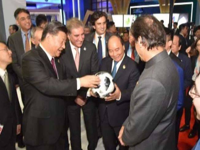 وزیراعظم عمران خان کا چینی صدر شی جن پنگ کو پاکستانی فٹ بال کا تحفہ