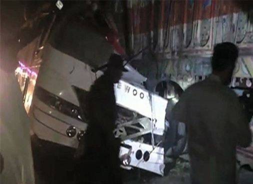 دادو میں مسافر بس اور ٹرالر میں تصادم،8 افراد جاں بحق،32 سے زائد زخمی